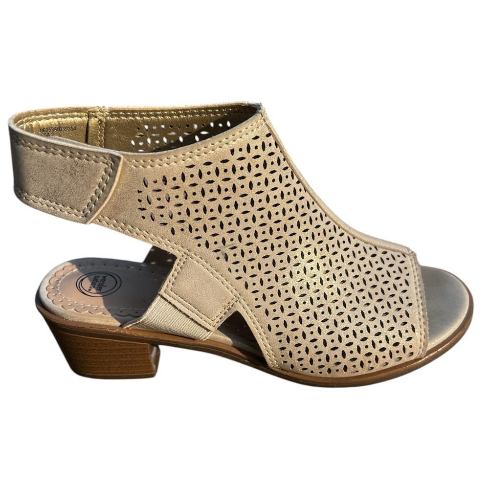 Wonder Nation Girl’s Cream Shimmering Sandals EUC 2